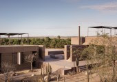 El proyecto lo conforman varios espacios realizados mediante tierra apisonada con un deseo profundo de diálogo con el entorno.