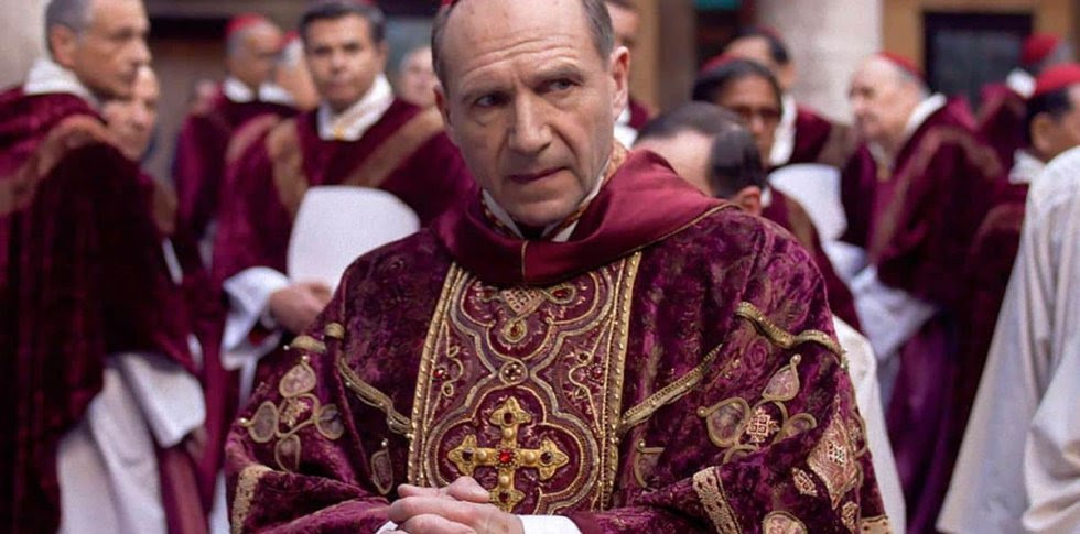 Ralph Phiennes, en el papel del cardenal Lawrence, decano del colegio y por tanto pieza fundamental en la trama de la elección del nuevo pontífice.