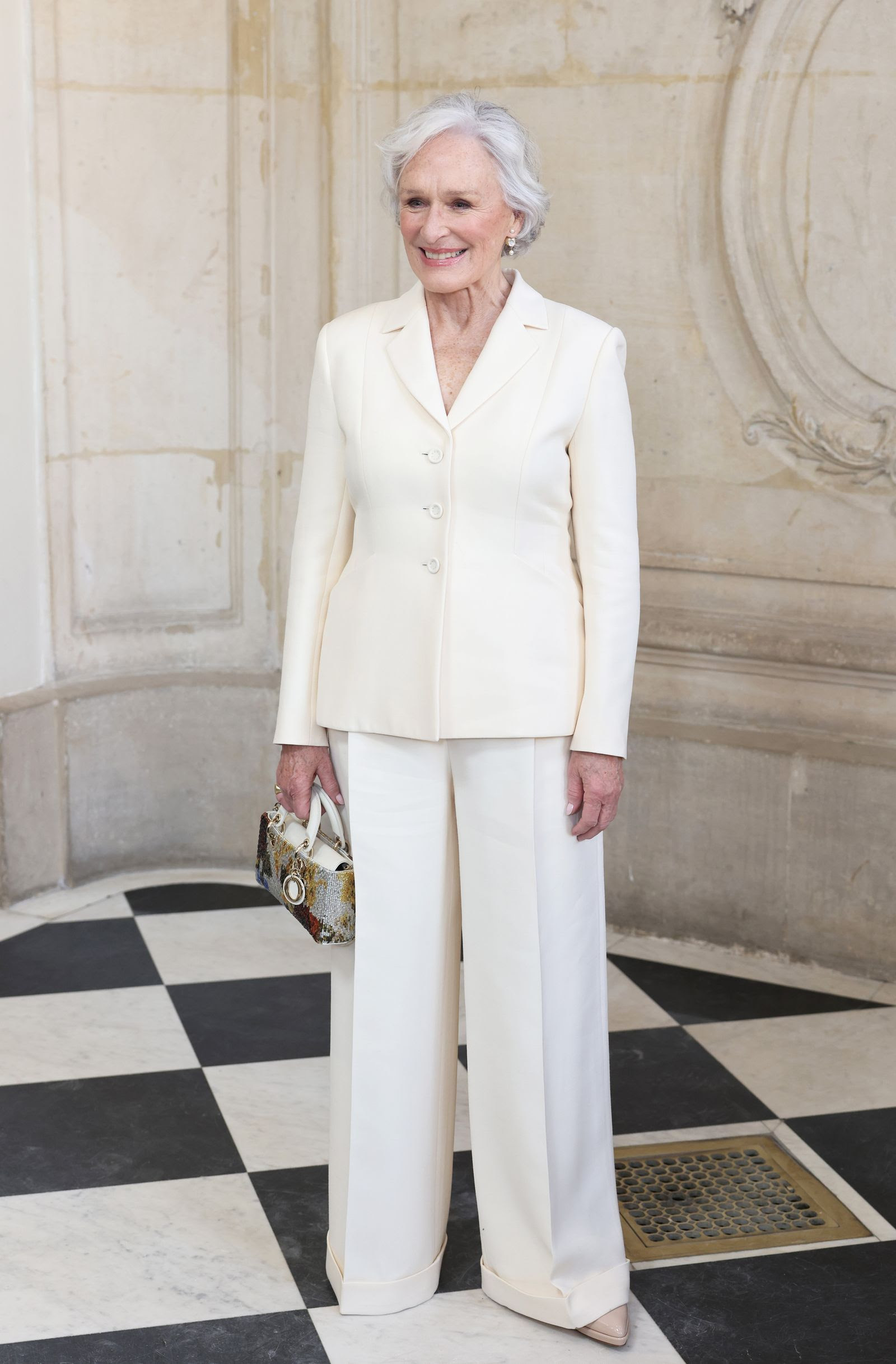 Glenn Close con un total look blanco en el desfile de Alta Costura de Dior