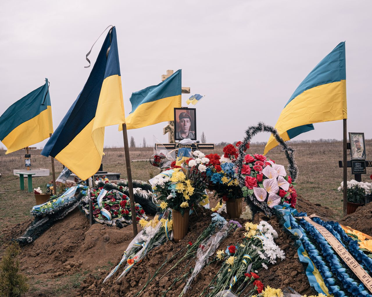 The grave of a soldier buried in Makiv, Ukraine, on March 6. (Alice Martins for The Washington Post/FTWP)