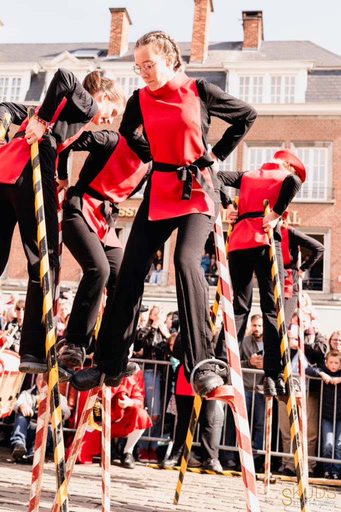 Les échasseuses s'affrontent lors de la première joute de l'échasse de diamant à l'occasion des Fêtes de Wallonie 2022. (C)Skuds-Simon Fusillier