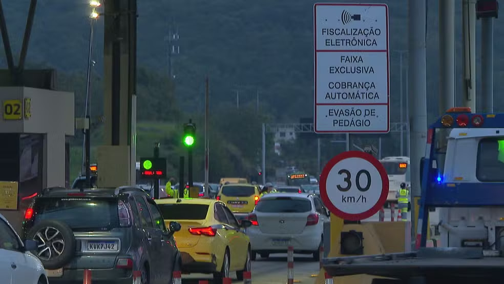 Mais de 100 veículos por hora tentam passar sem pagar pedágio na Linha Amarela