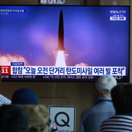 epa11610862 People watch a news broadcast on a television screen at a train station in Seoul, South Korea, 18 September 2024. According to South Korea's Joint Chiefs of Staff (JCS), North Korea launched several ballistic missiles toward a northeast direction on 18 September. EPA/JEON HEON-KYUN