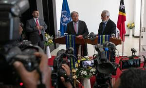 El Secretario General de la ONU, António Guterres, (izquierda) y el primer ministro de Timor Leste, Xanana Gusmão, en un encuentro con la prensa en Dili.