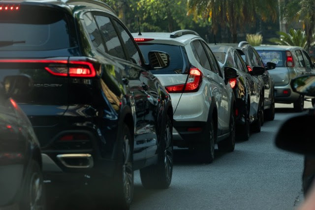 Imagem mostra escapamento de carros em avenida parada pelo trânsito em São Paulo; qualidade do ar na cidade bate recordes negativos