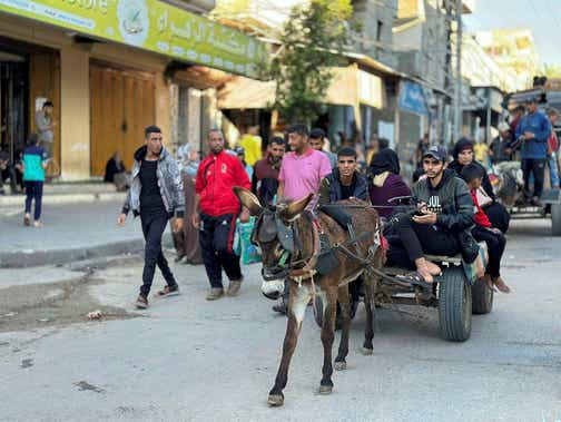 Les gens fuient les quartiers est de Rafah, après que l'armée israélienne a commencé lundi à évacuer les civils palestiniens en prévision d'une menace d'assaut contre la ville du sud de Gaza.