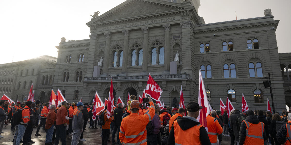 Mitarbeiter von Stahl Gerlafingen AG nehmen an einer Kundgebung teil, am Montag, 21. Oktober 2024, in Bern. Die zur italienischen Beltrame Group gehoerende Firma hat Entlassungen von 120 Mitarbeitenden ausgesprochen. Die Gewerkschaften fordern nun ein unmissverstaendlichges Bekentniss zur Weiterfuehrung des Betriebs und verlangen vom Bund dringende Massnahmen zur Sicherung der Arbeitsplaetze. (KEYSTONE/Peter Schneider)