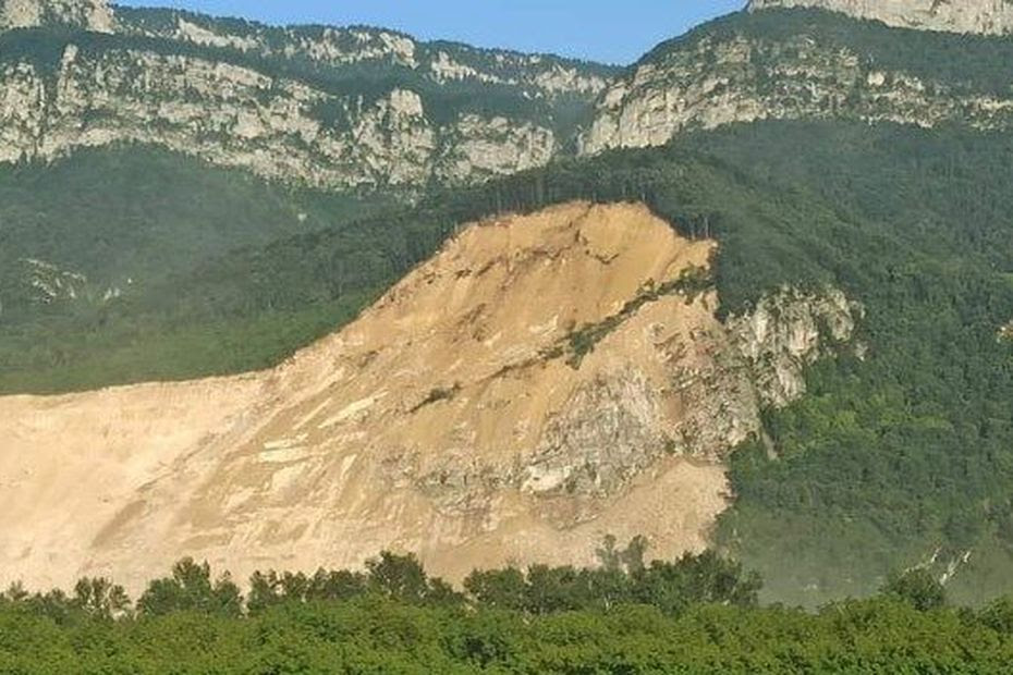 VIDÉOS. Un pan de montagne s'effondre sur une route en Isère : les images impressionnantes de cet éboulement 'de très grande ampleur'