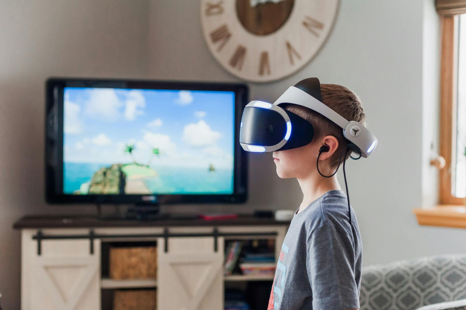 niño con lentes de realidad virtual