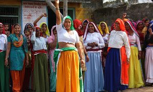 Una representante elegida motiva a otras mujeres a dar la cara y expresar su opinión en Rajastán (India). 