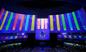 Los logotipos de los Objetivos de Desarrollo Sostenible proyectados en el Auditorio de la Asamblea General de la ONU.