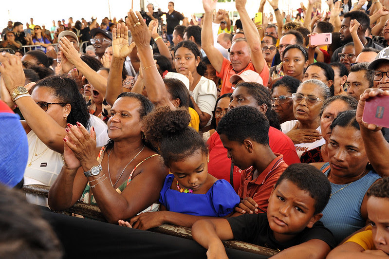 Uma aglomeração de pessoas abaixo do palco durante evento de assinatura de acordo entre governo federal e comunidades quilombolas de Alcantara/MA