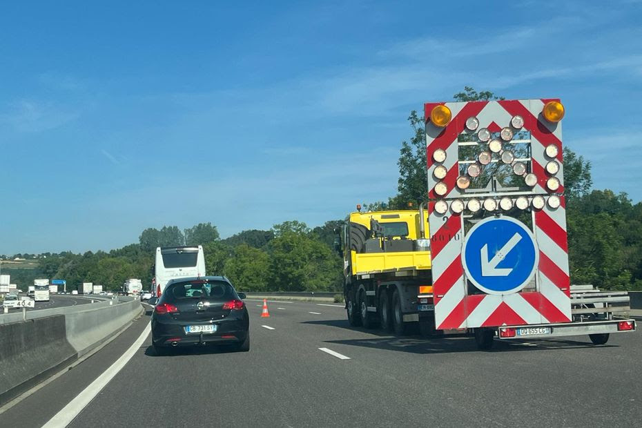 Un camion rempli de fromages prend feu sur l'autoroute : la circulation perturbée pendant plusieurs heures sur l'A43 en Isère