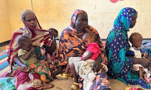 Madres y niños en un centro de nutrición en Tawila en Darfur del Norte, Sudán.