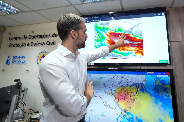 Governador Eduardo Leite vai à Defesa Civil do Rio Grande do Sul, em Porto Alegre, para acompanhar a situação das chuvas no Estado