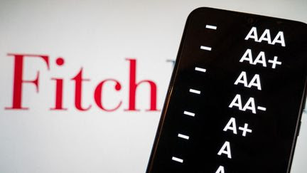 Dette publique : l'agence Fitch maintient la note de la France au niveau 'AA-' mais la place sous perspective négative, le gouvernement 'prend acte' de cette notation