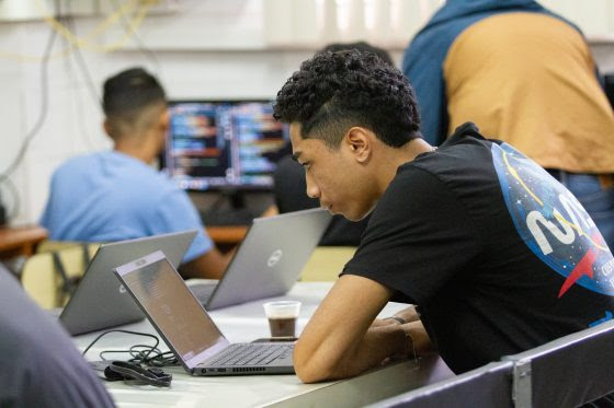 En Petare se aprende programación gratis con Espacio Educa