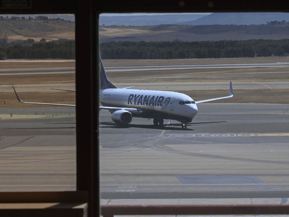 Foto: Un avión de Ryanair en el Aeropuerto de Barajas en Madrid. (EFE/Fernando Villar)