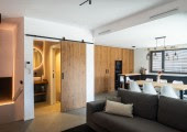 En la primera planta, el diseño abierto une el salón y la cocina-comedor, ambos con acceso directo a una terraza integrada.