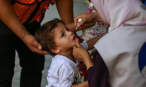 Un niño de Gaza recibe una segunda vacuna contra la polio.