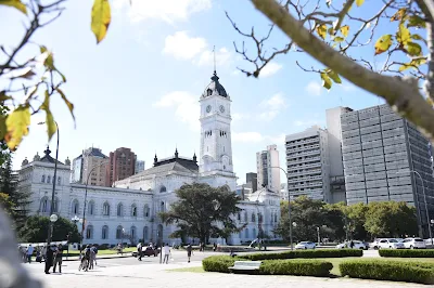 Funcionamiento de los servicios municipales en La Plata durante el feriado del Día de la Independencia, incluyendo transporte público, recolección de residuos, atención sanitaria, y espacios recreativos.