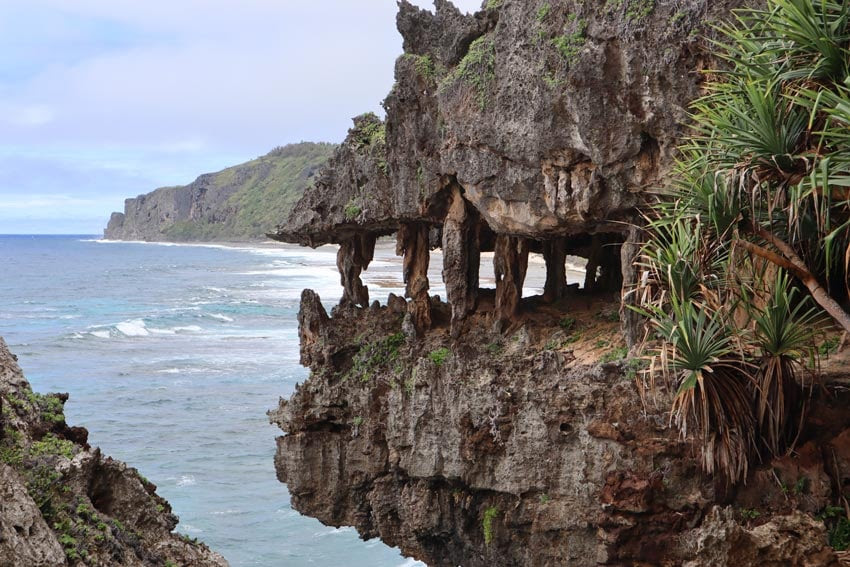 the monster cave - rurutu - austral islands - french polynesia