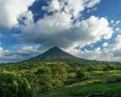 Imagen de family looking at Arenal Volcano in Costa Rica