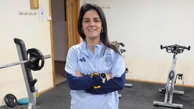 Torrejón.- La torrejonera Joana León supervisa la alimentación de la campeona selección de fútbol femenino sub-19