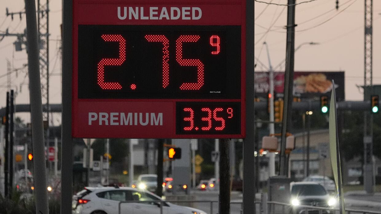 ¿Has pagado menos por la gasolina recientemente? ¿Bajará el galón durante el verano?