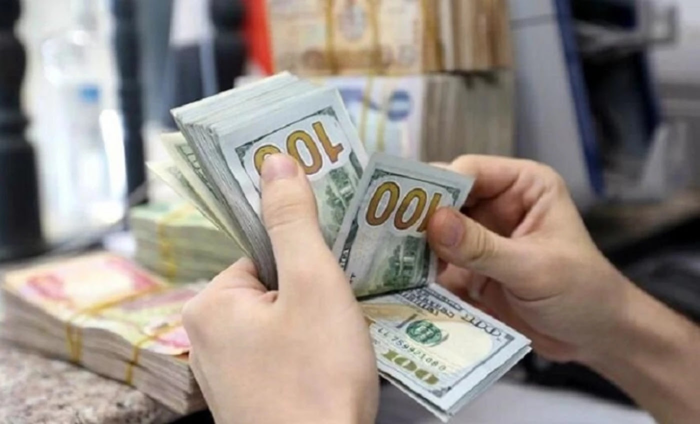 An expert explains the reasons for the decline in the Central Bank's dollar sales and speaks of "signs of recession" in the Iraqi market.
