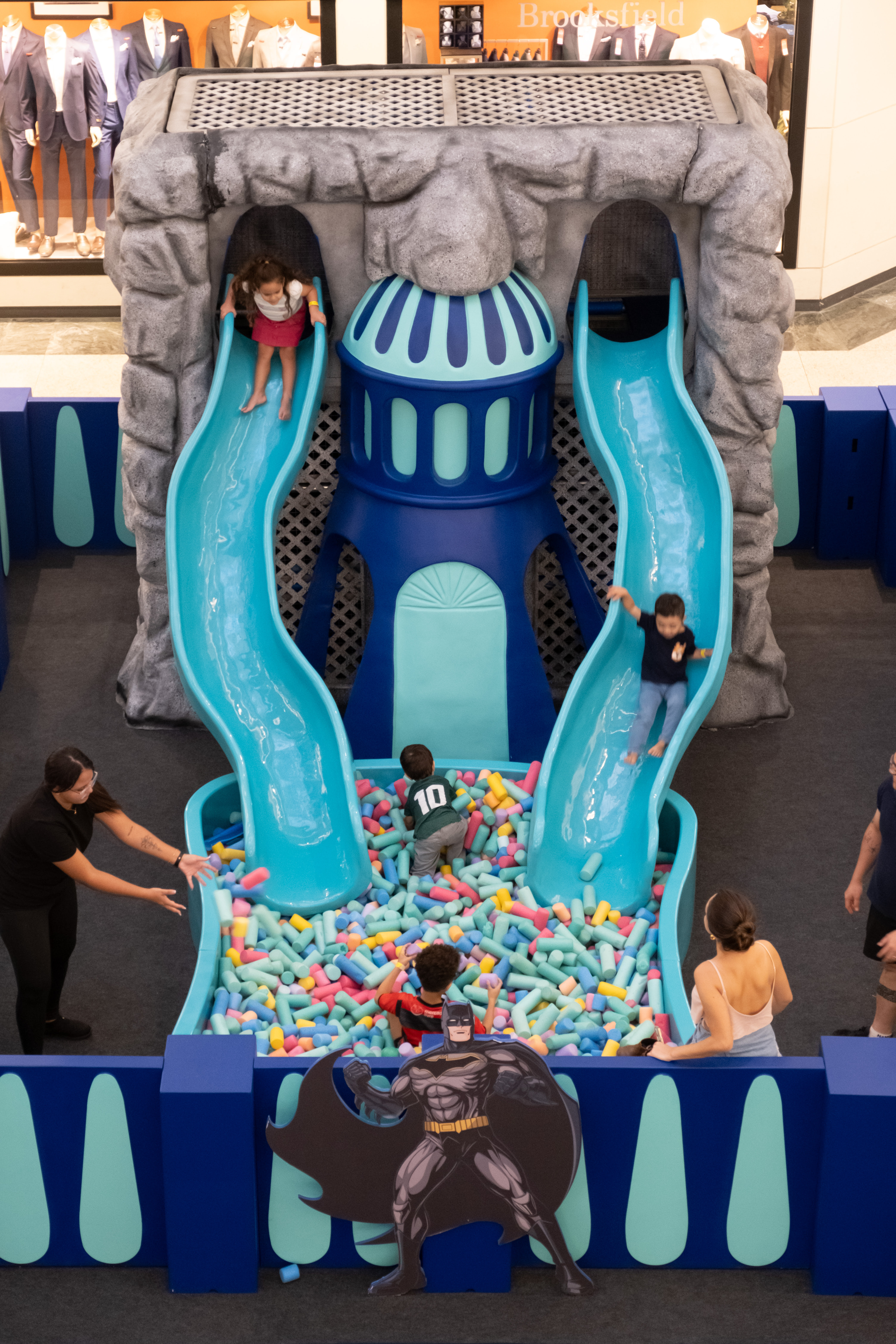 5a2035b5-3929-f68c-08bc-9d1d2f867216 Pela primeira vez no Brasil, parque temático celebra o 85º aniversário do Batman no Taguatinga Shopping