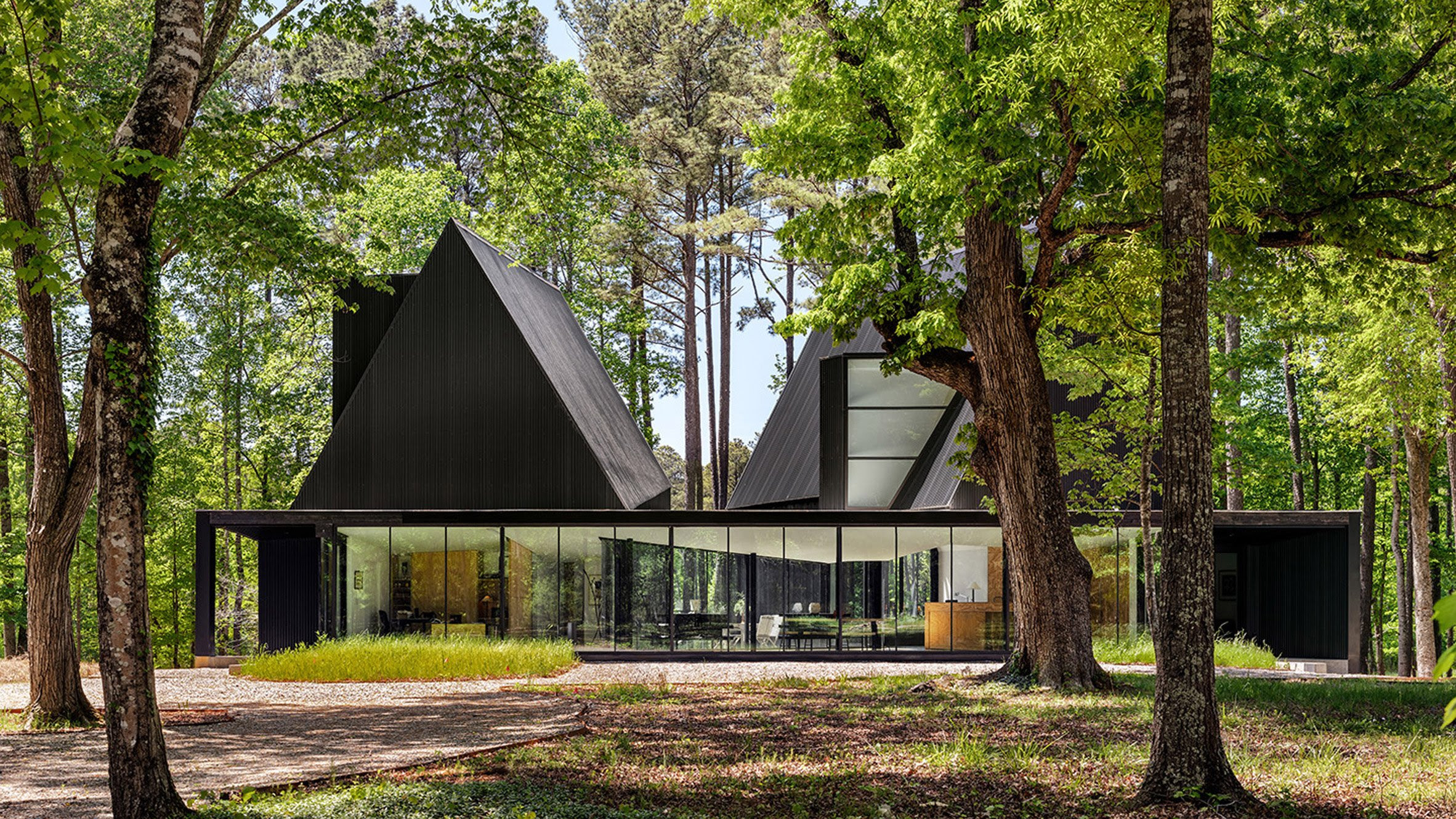 Steeplechase es una casa diseñada por el estudio californiano Brooks + Scarpa y ubicada en los bosques de Carolina del Norte.