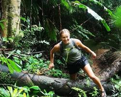 Imagen de couple trekking through a lush Thai jungle