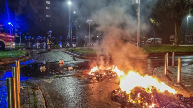 Un filobus della linea 93 dato alle fiamme nel quartiere Corvetto a Milano, Italia, 26 Novembre 2024. Notte di tensione al Corvetto, quartiere periferico di Milano, dove un centinaio di giovani hanno protestato, come ieri nel quartiere e il giorno prima in un'arteria stradale vicina, per la morte di Ramy Elgaml deceduto in un incidente stradale nella notte fra sabato e domenica in scooter durante un inseguimento dei carabinieri. A line 93 trolleybus set on fire in the Corvetto neighborhood in Milan, Italy, 26 November 2024. Night of tension in Corvetto, a suburban neighborhood of Milan, where about a hundred young people protested, like yesterday in the neighborhood and the day before in a nearby road, for the death of Ramy Elgaml who died in a road accident on the night between Saturday and Sunday on a scooter during a chase by the Carabinieri police. Ansa/Andrea Fasani