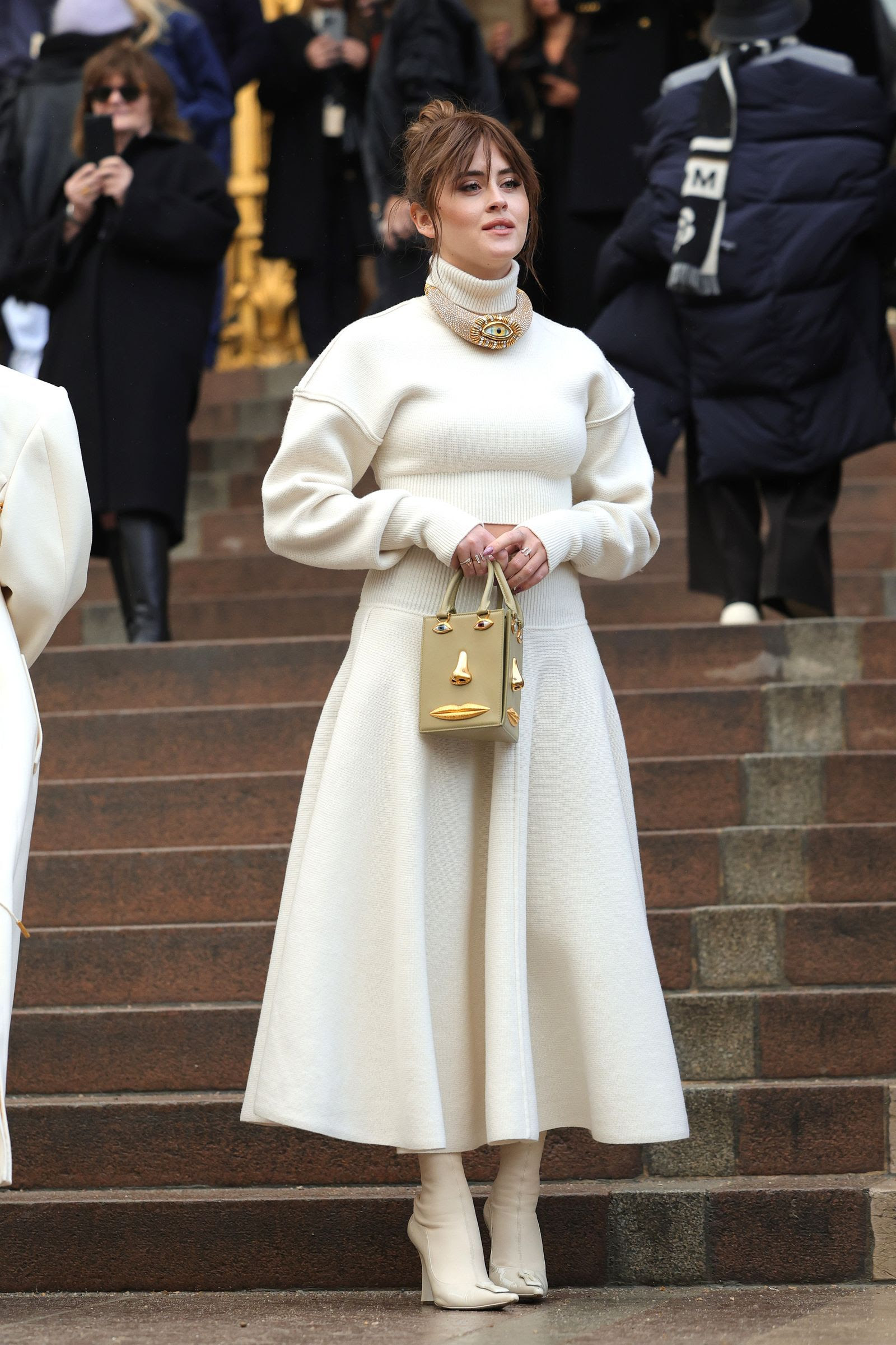 Vestir de color blanco en invierno según el street style de la semana de la Alta Costura de París