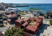 La principal característica de las casas con patio, cerradas por fuera y abiertas por dentro, se deconstruyó cambiando la escala de las habitaciones.