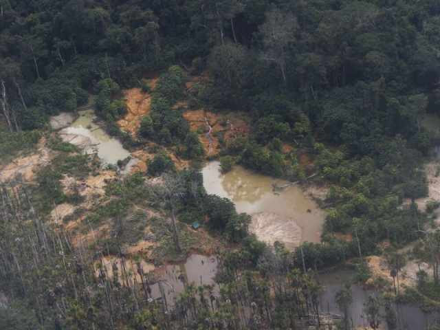 Imagem aérea de garimpo ilegal no território yanomami