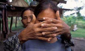 Una madre cubre el rostro de su hija, víctima de la trata a los dieciséis años, para proteger su identidad.