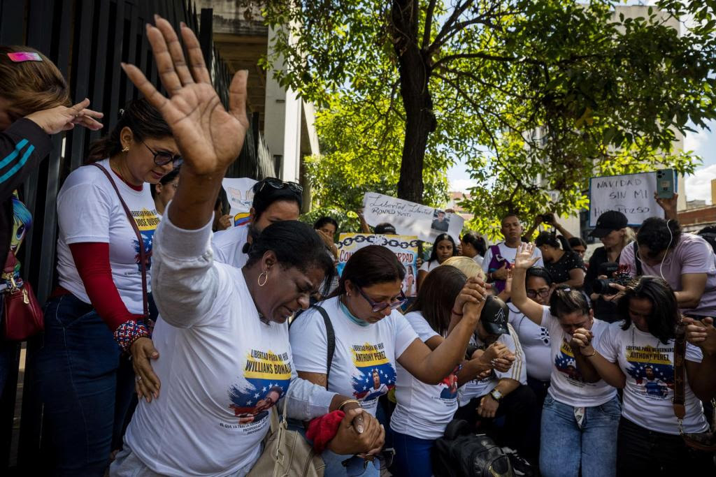 Familias de detenidos tras elecciones piden a Maduro "medida de gracia" para su liberación