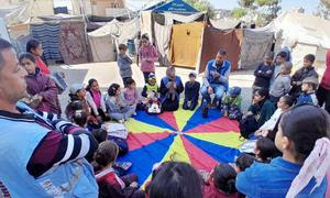 Los niños de Gaza reciben apoyo de los miembros del personal de UNRWA.