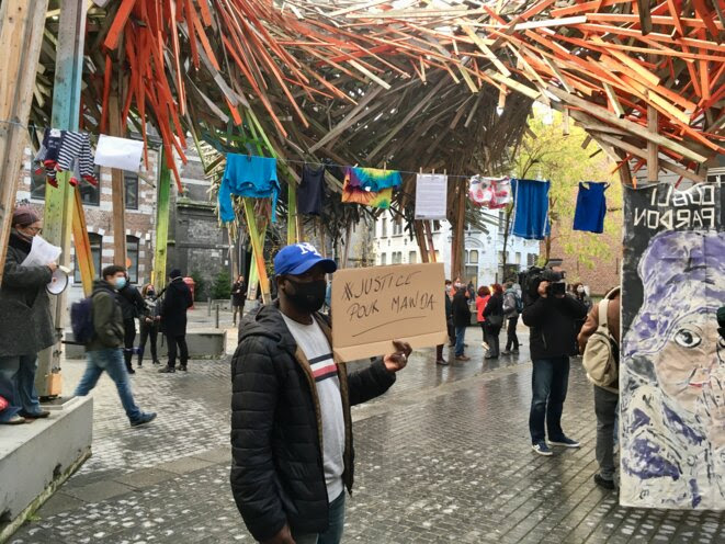 Moudou, de la coordination des sans-papiers de Belgique, est venu manifester son soutien à la famille de Mawda lundi. © NB. Moudou, de la coordination des sans-papiers de Belgique, est venu manifester son soutien à la famille de Mawda lundi. © NB.