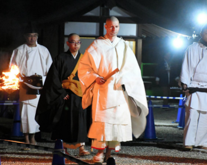 Gyoei Saile walks to his oral exam at Kofuku-ji. From asahi.com