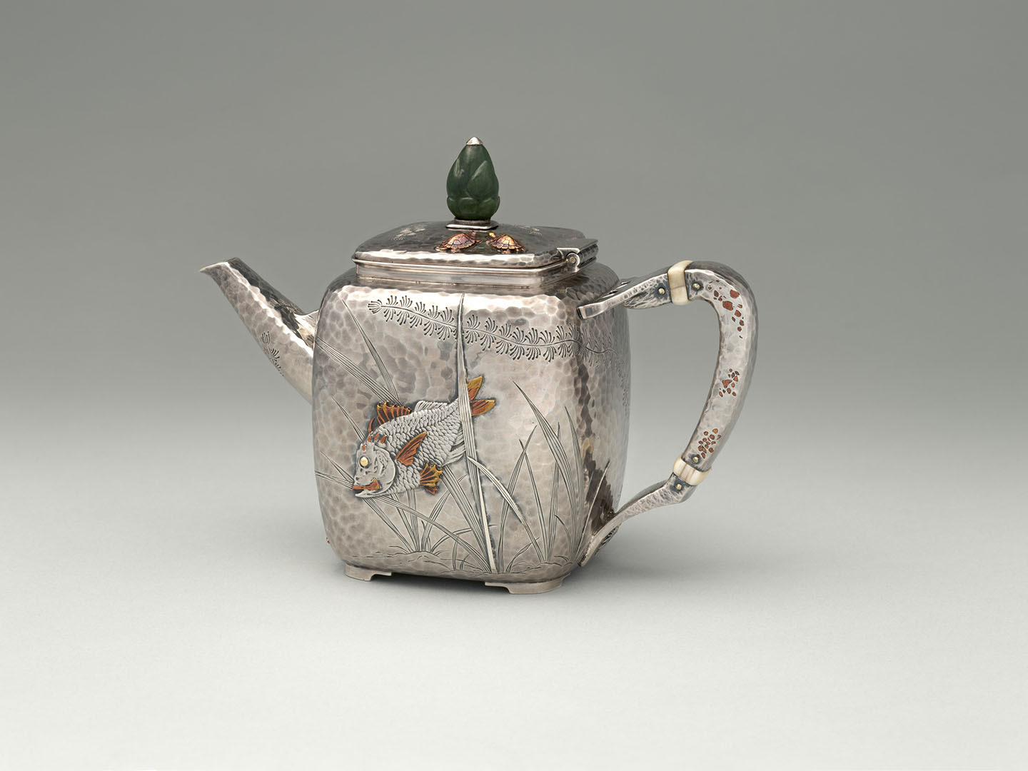Ấm trà Mỹ quốc, hãng Tiffany & Co., khoảng năm 1880. Bạc, đồng, ngà voi, và ngọc; kích thước: 5 1/2 inch. Bảo tàng nghệ thuật Metropolitan, thành phố New York. (Ảnh: Tư liệu công cộng)