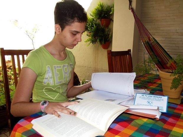 Márcia gosta de ler e escreve o próprio livro (Foto: Reprodução/ Arquivo Pessoal)