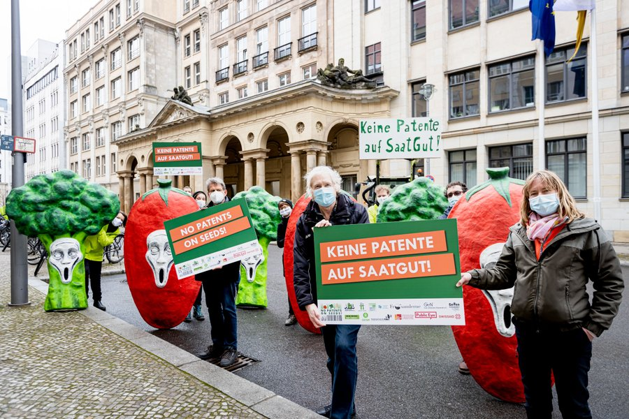 Οι συνεργάτες μας Χωρίς διπλώματα ευρεσιτεχνίας για σπόρους διαμαρτυρήθηκαν πρόσφατα μπροστά στο γερμανικό Υπουργείο Δικαιοσύνης και σύντομα θα φέρουν τα λαχανικά τους που ουρλιάζουν σε ένδειξη διαμαρτυρίας μπροστά από το γραφείο της ΕΠΟ στο Μόναχο