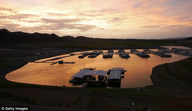 Lake Mead sinks to all-time low 29F1D6B400000578-3138322-image-m-31_1435188473312