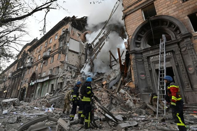 Nhân viên cứu hộ ở tòa nhà bị tên lửa phá hủy