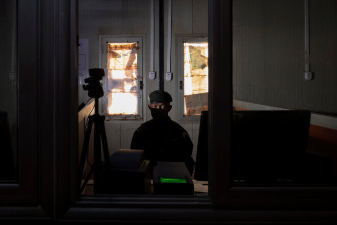 Un agent de police dans une des stations nouvellement équipées de contrôles biométriques, à la frontière entre le Niger et le Burkina Faso. © Francesco Bellina Un agent de police dans une des stations nouvellement équipées de contrôles biométriques, à la frontière entre le Niger et le Burkina Faso. © Francesco Bellina