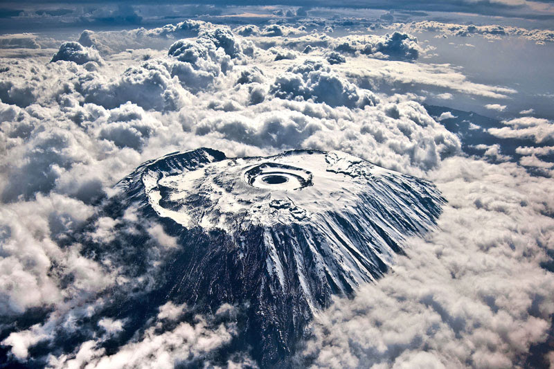 Kilimanjaro với 3 chóp núi lửa hình nón là Kibo, Mawensi và Shira. Nó là ngọn núi lửa dạng tầng không hoạt động ở Đông Bắc Tanzania.