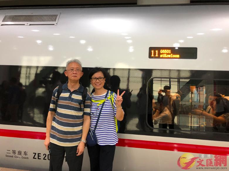 這對搭廣州首發香港高鐵的港人老人家，坦言今後往返粵港更便捷。(方俊明攝)